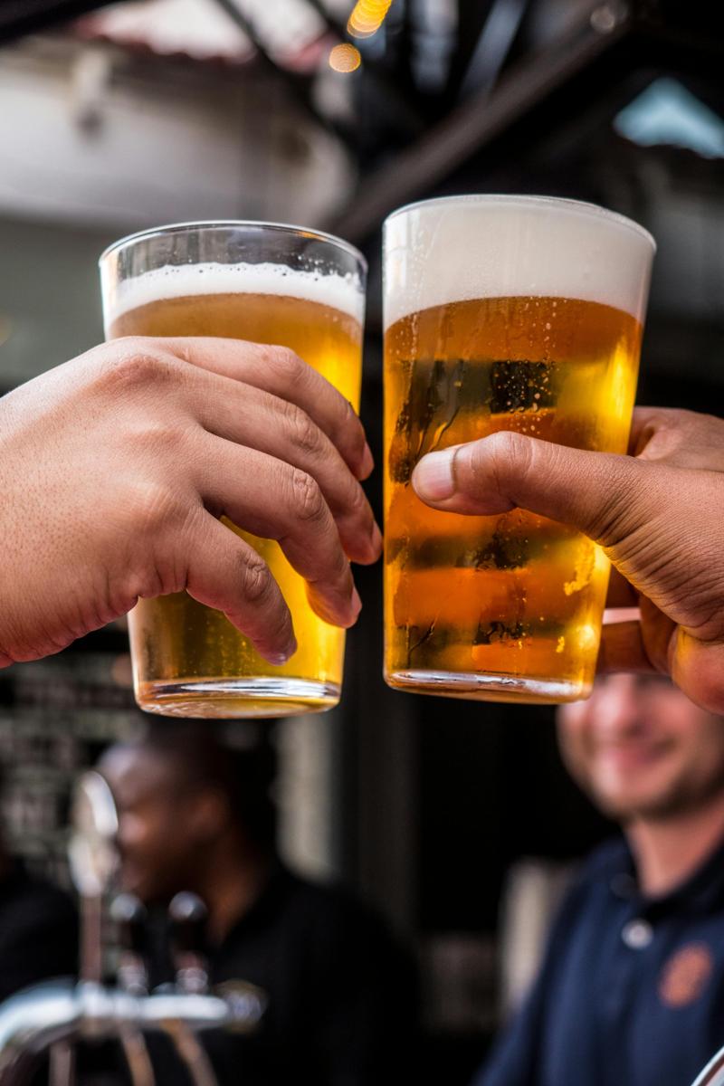 Jaki alkohol na prezent? Przewodnik po idealnych trunkach na każdą okazję
